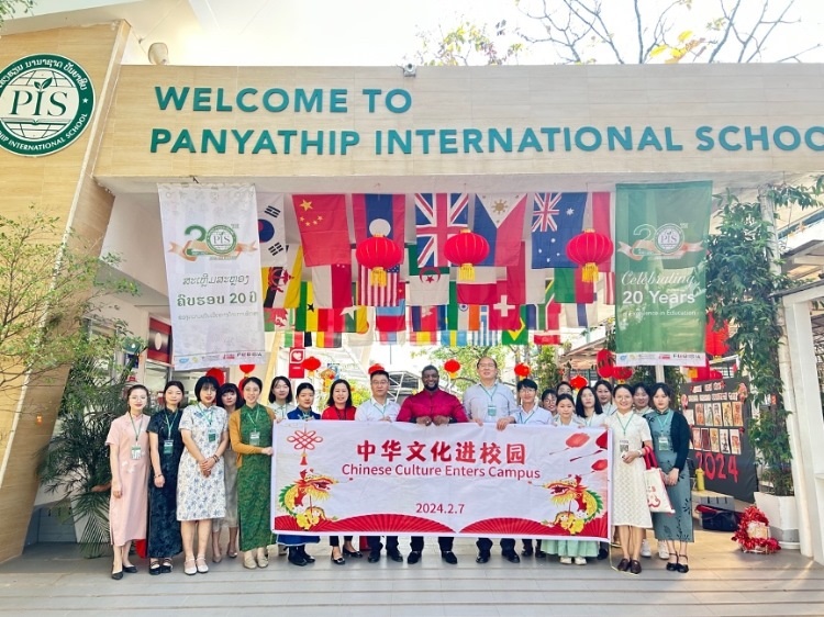 駐老撾使館政治處主任杜長(zhǎng)青與白云碧國(guó)際學(xué)校校方、參會(huì)志愿者教師合影。活動(dòng)主辦方供圖