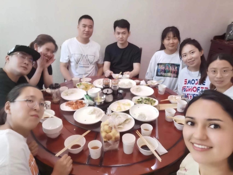 保拉與中國(guó)朋友在一起。圖片由受訪者提供