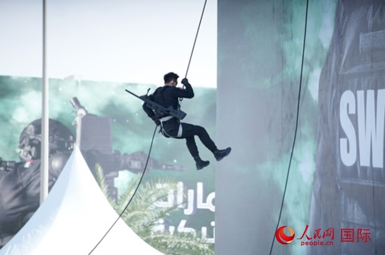 中國特警索降。人民網(wǎng) 塔里克·易卜拉欣攝