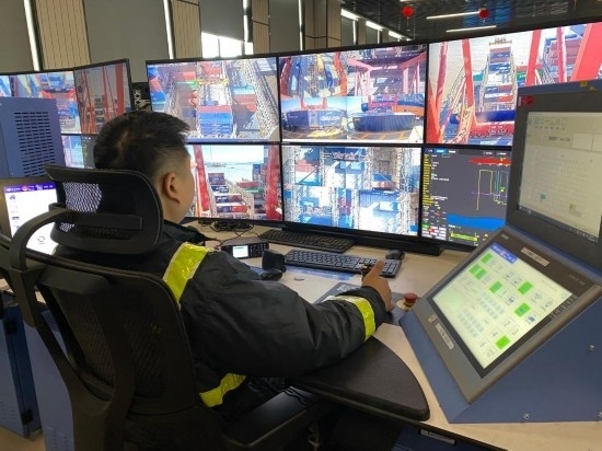 圖為寧波舟山港梅山港區(qū)遠(yuǎn)控操作室內(nèi)，橋吊司機(jī)在遠(yuǎn)程控制橋吊裝卸。新華社記者魏一駿 攝