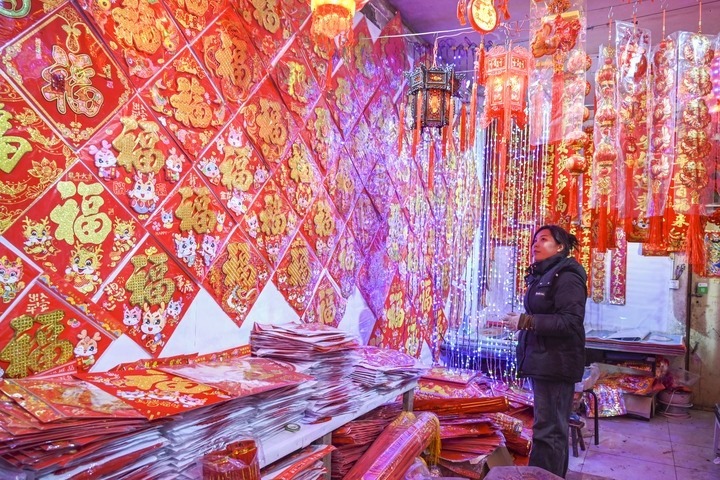 1月21日，在山西省晉中市平遙縣一家市場(chǎng)，市民在選購(gòu)年貨。新華社發(fā)（梁生仁攝）