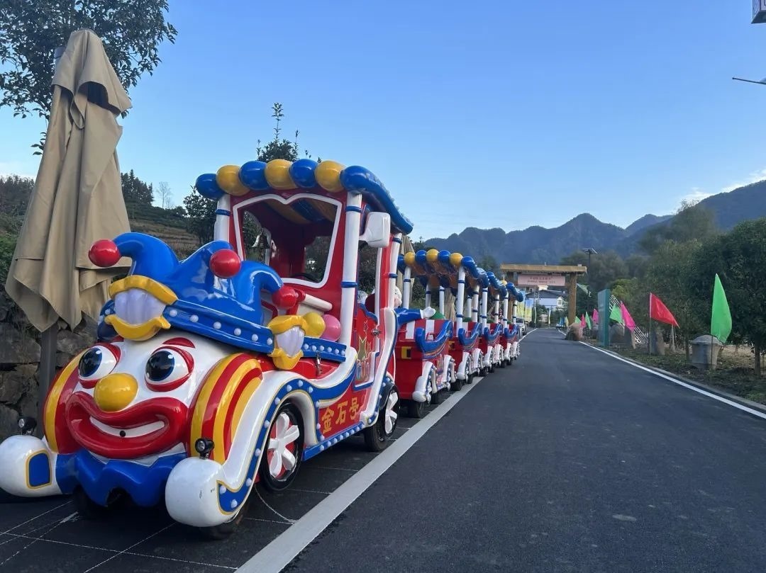 2023年10月，金石村集體出資購買了兩輛無軌觀光小火車。紫陽縣融媒體中心供圖