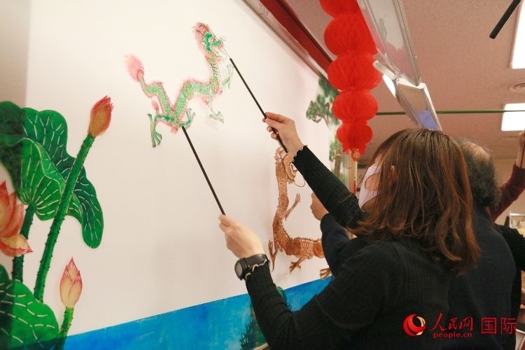 皮影戲表演。人民網(wǎng) 許可攝