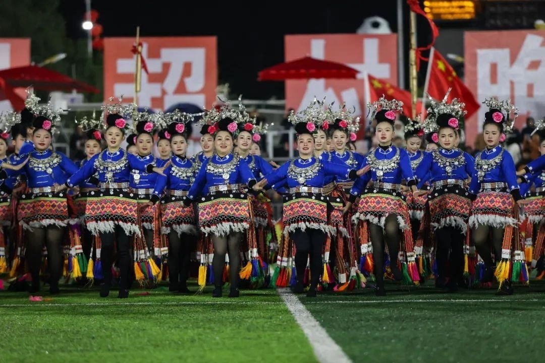 △2024年2月3日，2024年全國“村晚”示范展示活動暨貴州“村超村晚”系列活動之一的民族文化展演，在榕江縣“村超”足球場舉行。