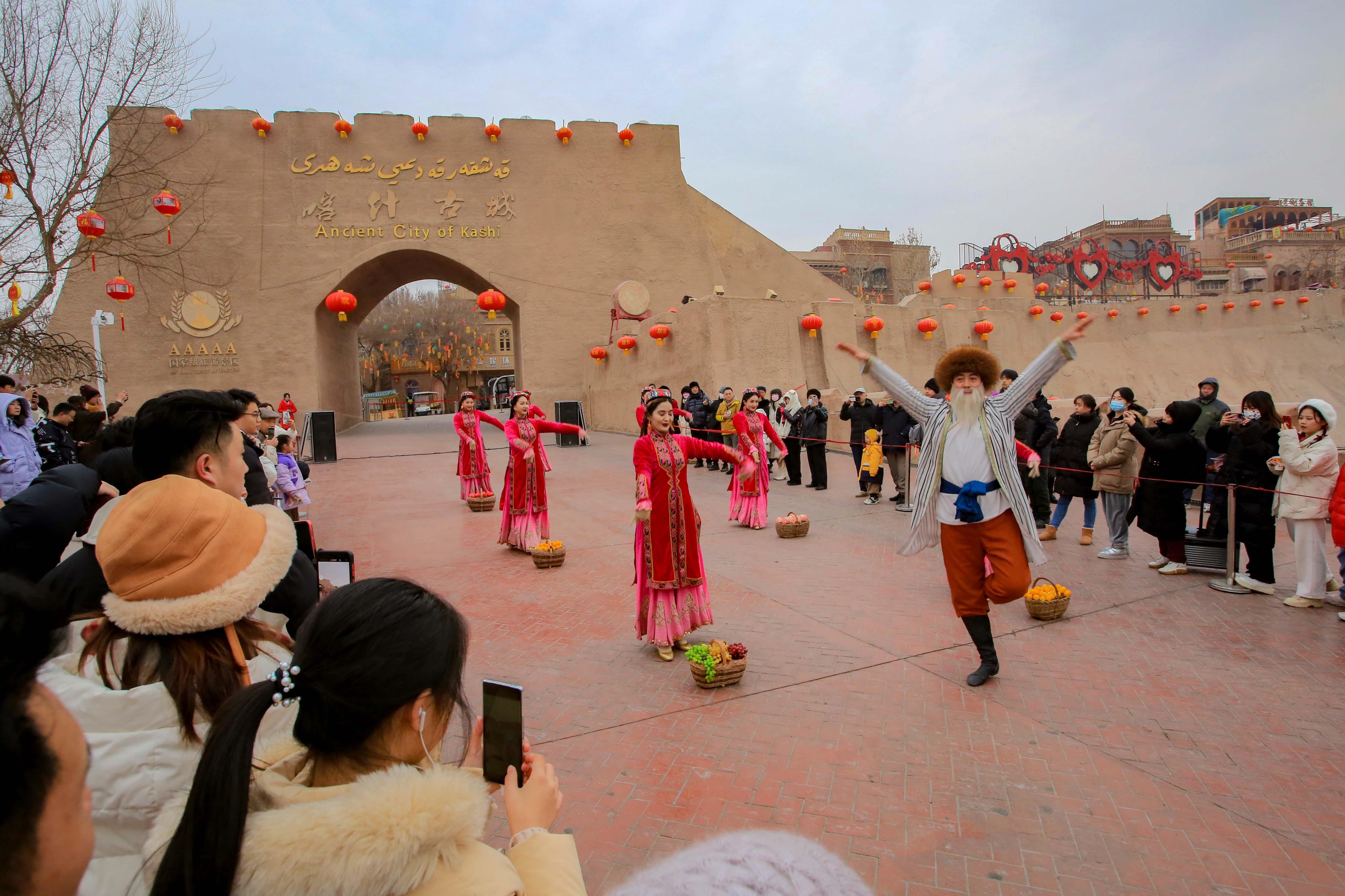 △2024年2月4日，演員在新疆喀什古城入城儀式上表演舞蹈。