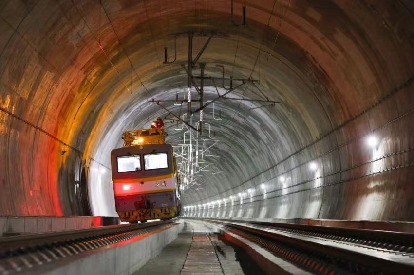 凌晨，接觸網(wǎng)作業(yè)車的燈光紅黃相間。胡鵬攝