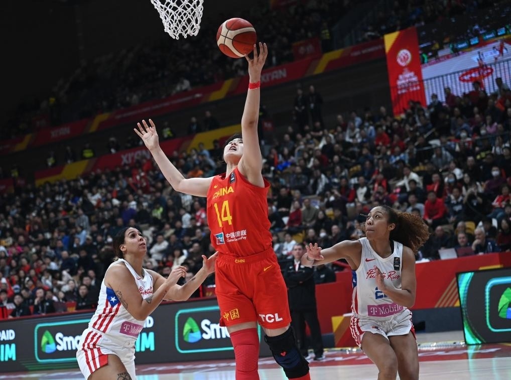 2月11日，中國隊球員李月汝（中）在比賽中上籃。新華社記者 李一博 攝