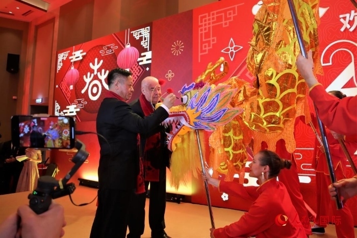 張漢暉（左）、施威特科（右）共同為彩龍點睛。于子恒攝