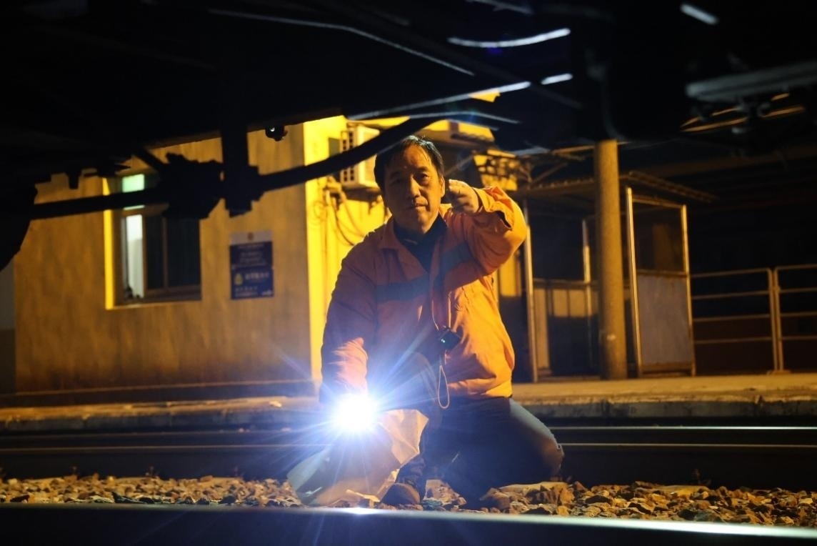 凌晨2點，李金饒正在檢查關(guān)門車。陸佳駿攝