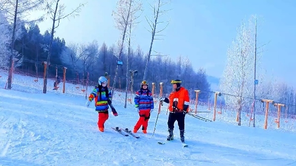 新春走基層｜滑雪場上過春節(jié)！冰城“冷資源”變成“熱經(jīng)濟”