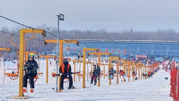 新春走基層｜滑雪場上過春節(jié)！冰城“冷資源”變成“熱經(jīng)濟”