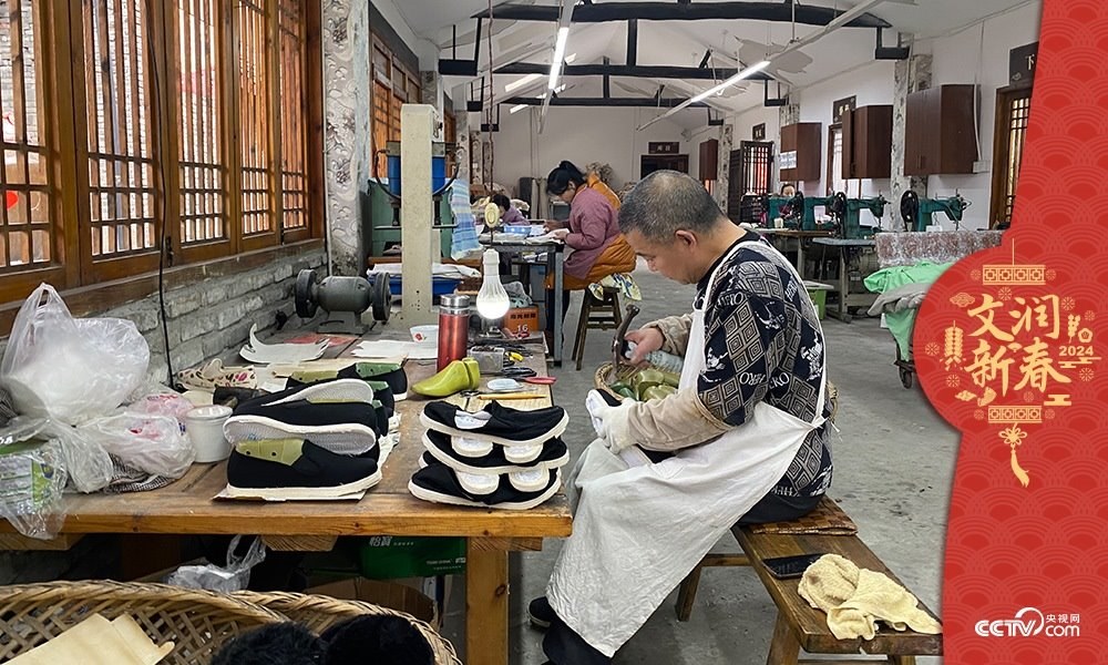 唐昌布鞋坊內(nèi)的工人正在趕制布鞋。王凡攝