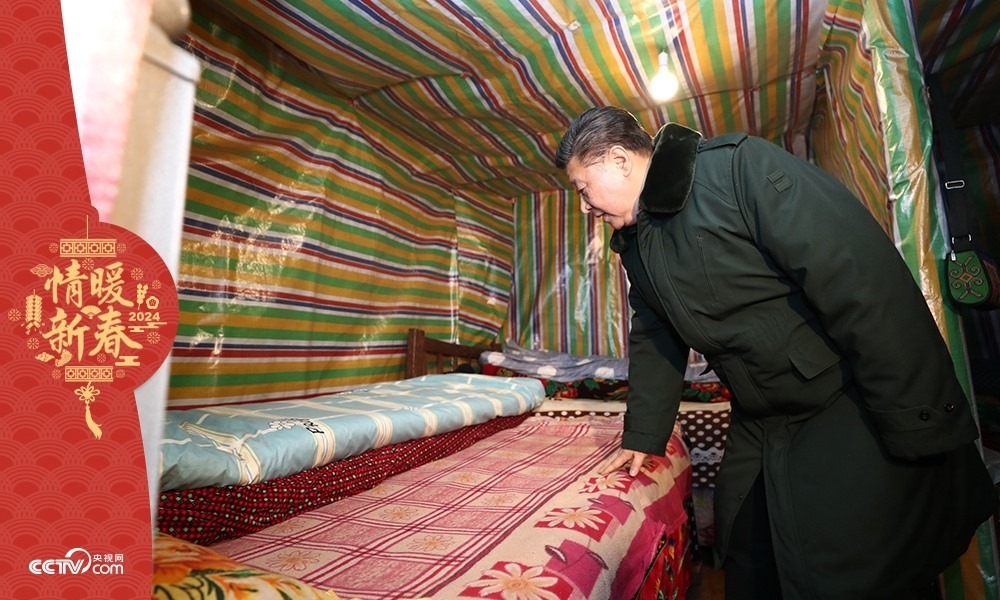 2018年2月11日，習(xí)近平總書(shū)記在四川三河村貧困戶吉好也求家中看望。