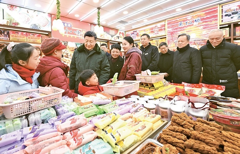 2024年2月1日至2日，中共中央總書記、國家主席、中央軍委主席習(xí)近平來到天津，看望慰問基層干部群眾。這是1日下午，習(xí)近平在天津古文化街考察時，走進店鋪同現(xiàn)場群眾互動交流。 新華社記者 謝環(huán)馳/攝