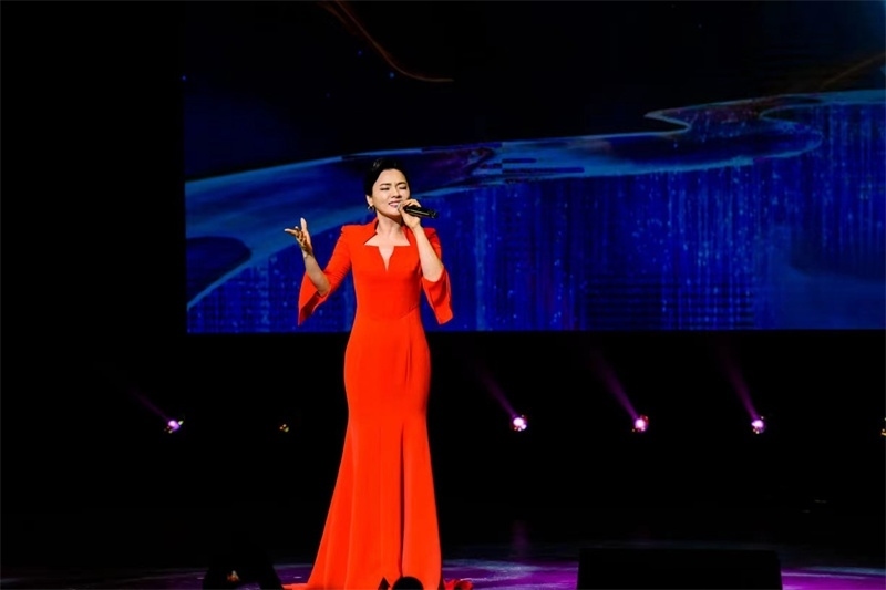 女高音歌唱家陳思思演唱《但愿人長久》。趙 靖攝