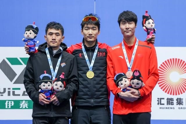 1月12日，“十四冬”速度滑冰（公開組）男子500米比賽，冠軍黑龍江隊選手高亭宇（中）、亞軍遼寧隊選手楊濤（左）、季軍河北隊選手李添龍在頒獎儀式上合影。新華社記者 王楷焱 攝