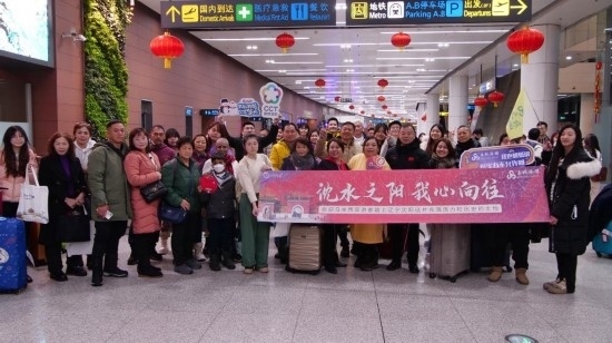 2月11日，一批馬來西亞游客抵達(dá)沈陽桃仙國際機場。新華社發(fā)