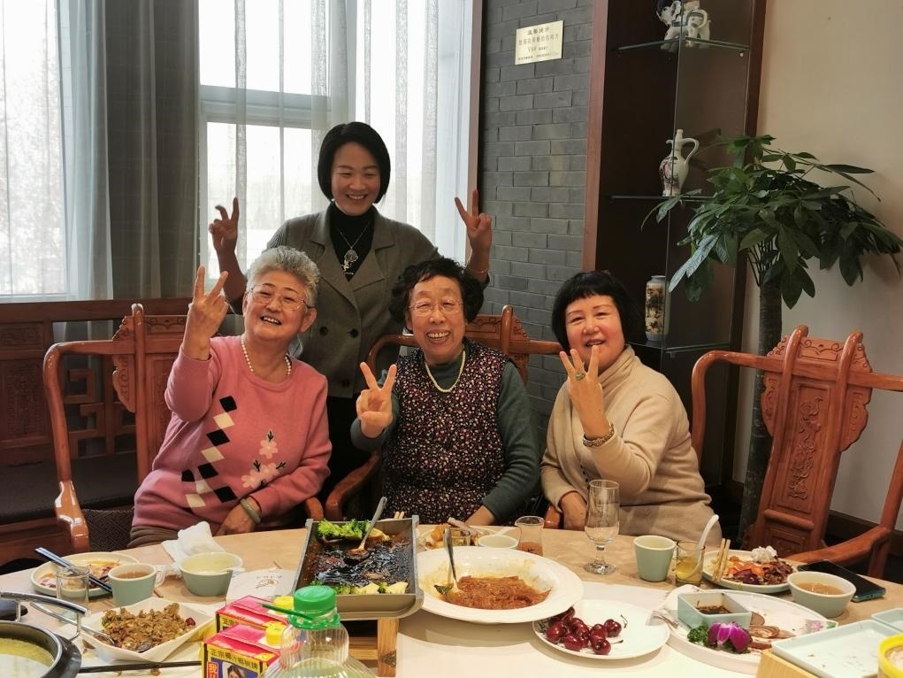 吳釗（前排左一）和鄰居一起在天津過年。（采訪對象供圖）