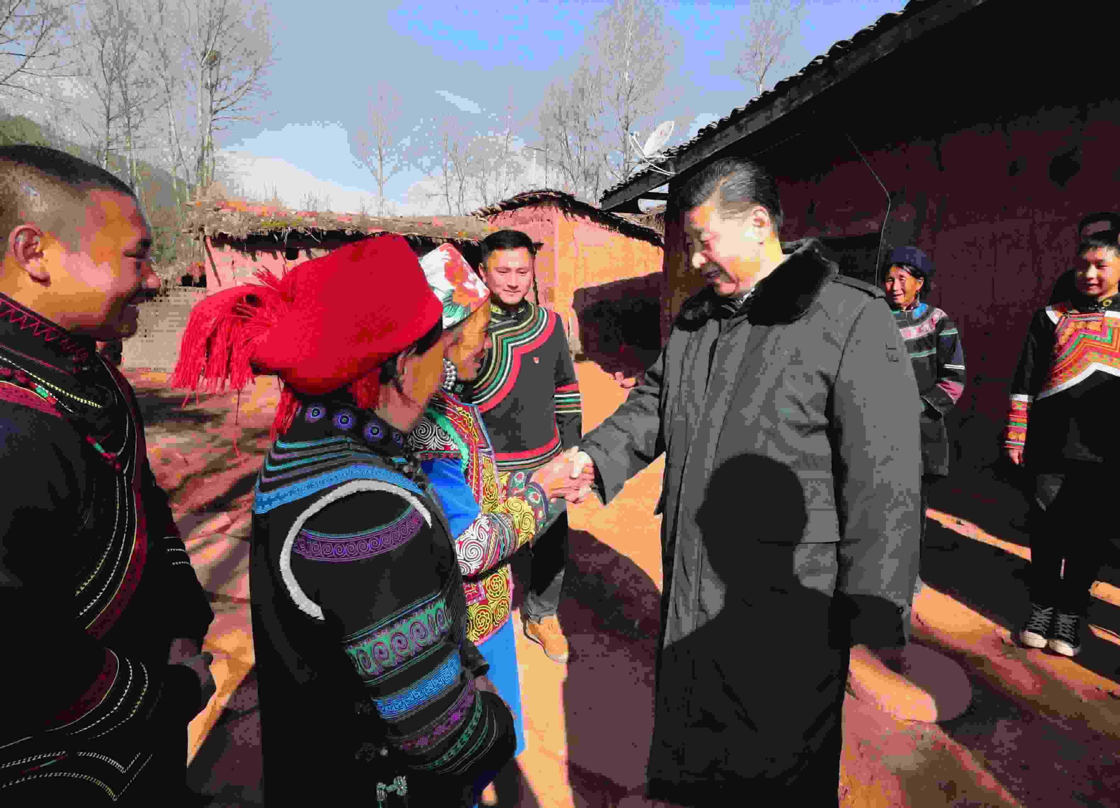 △ 2018年2月11日，習(xí)近平總書記驅(qū)車2個(gè)多小時(shí)，從四川西昌市來到位于大涼山深處的昭覺縣三岔河鄉(xiāng)三河村、解放鄉(xiāng)火普村，走進(jìn)彝族貧困群眾家中，看實(shí)情、問冷暖、聽心聲，同當(dāng)?shù)馗刹咳罕姽采叹珳?zhǔn)脫貧之策。