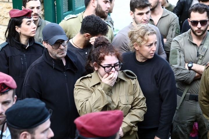 1月23日，在以色列特拉維夫的一處公墓，人們參加一名以色列士兵的葬禮。新華社發(fā)（吉德翁·馬科維奇攝/基尼圖片社）