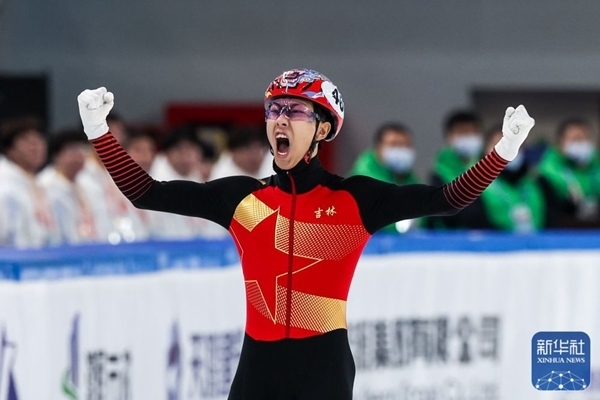 吉林隊選手孫龍沖線后慶祝勝利。新華社記者 李博 攝