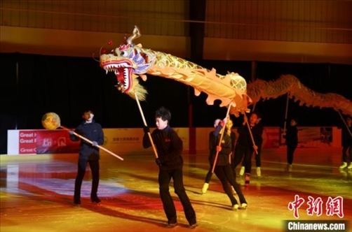 當(dāng)?shù)貢r間2月17日晚，作為農(nóng)歷甲辰龍年“歡樂春節(jié)”系列活動之一，別具特色的青少年冰上春晚在加拿大多倫多舉行。圖為青少年表演冰上舞龍。 中新社記者 余瑞冬 攝