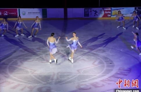當(dāng)?shù)貢r間2月17日晚，青少年冰上春晚在加拿大多倫多舉行。圖為曾獲加拿大全國冠軍的一支青少年花滑隊進行集體自由滑表演。 中新社記者 余瑞冬 攝