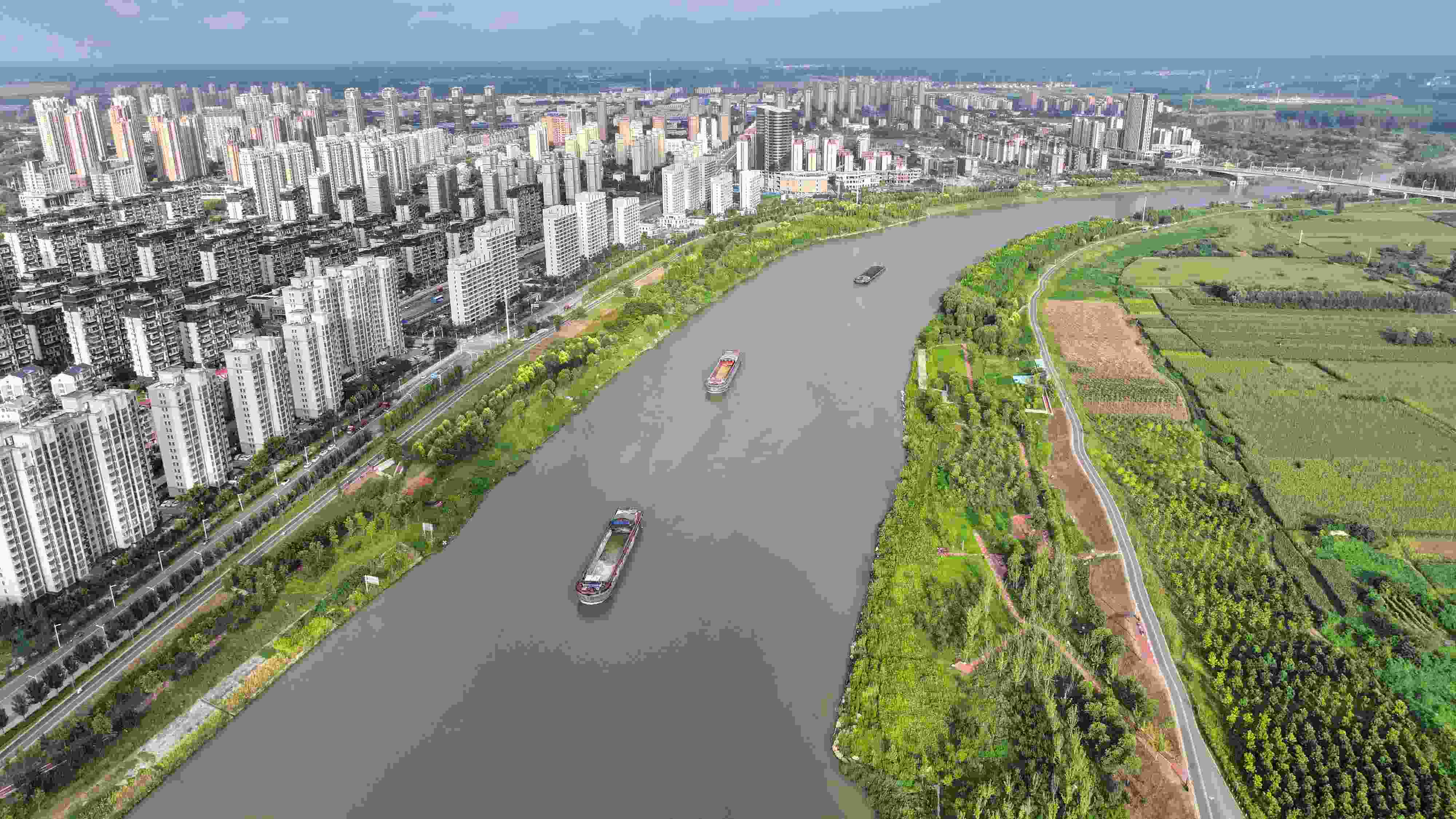 △ 2023年8月21日，安徽阜陽，初秋時(shí)節(jié)，界首城市建設(shè)與沙潁河水系、橋梁和綠植相映襯，構(gòu)成一幅生態(tài)宜居的美麗畫卷。