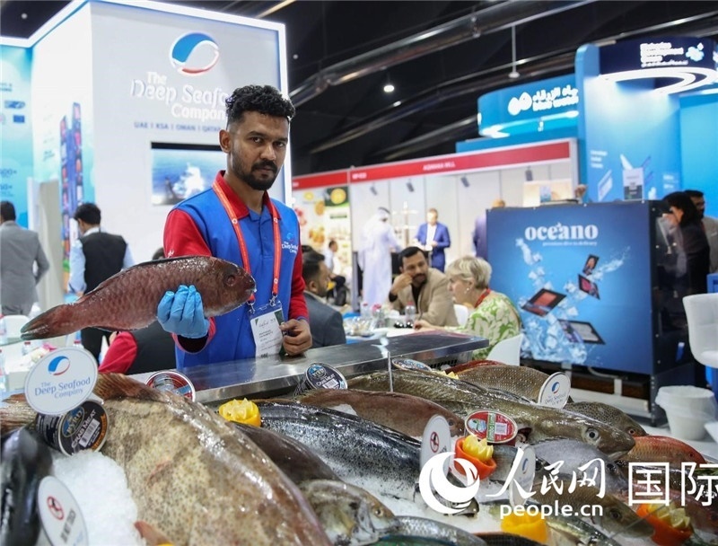 海灣食品展上，一位展商在展示海產(chǎn)品。人民網(wǎng) 塔里克·易卜拉欣攝
