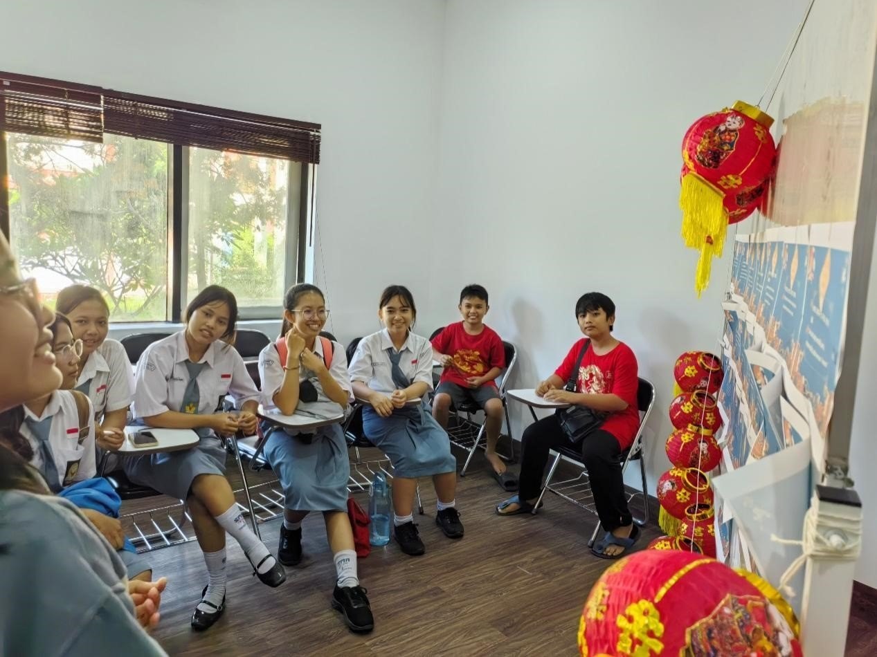 學(xué)生們踴躍參與猜燈謎活動(dòng)。巴陵康孔子學(xué)院供圖