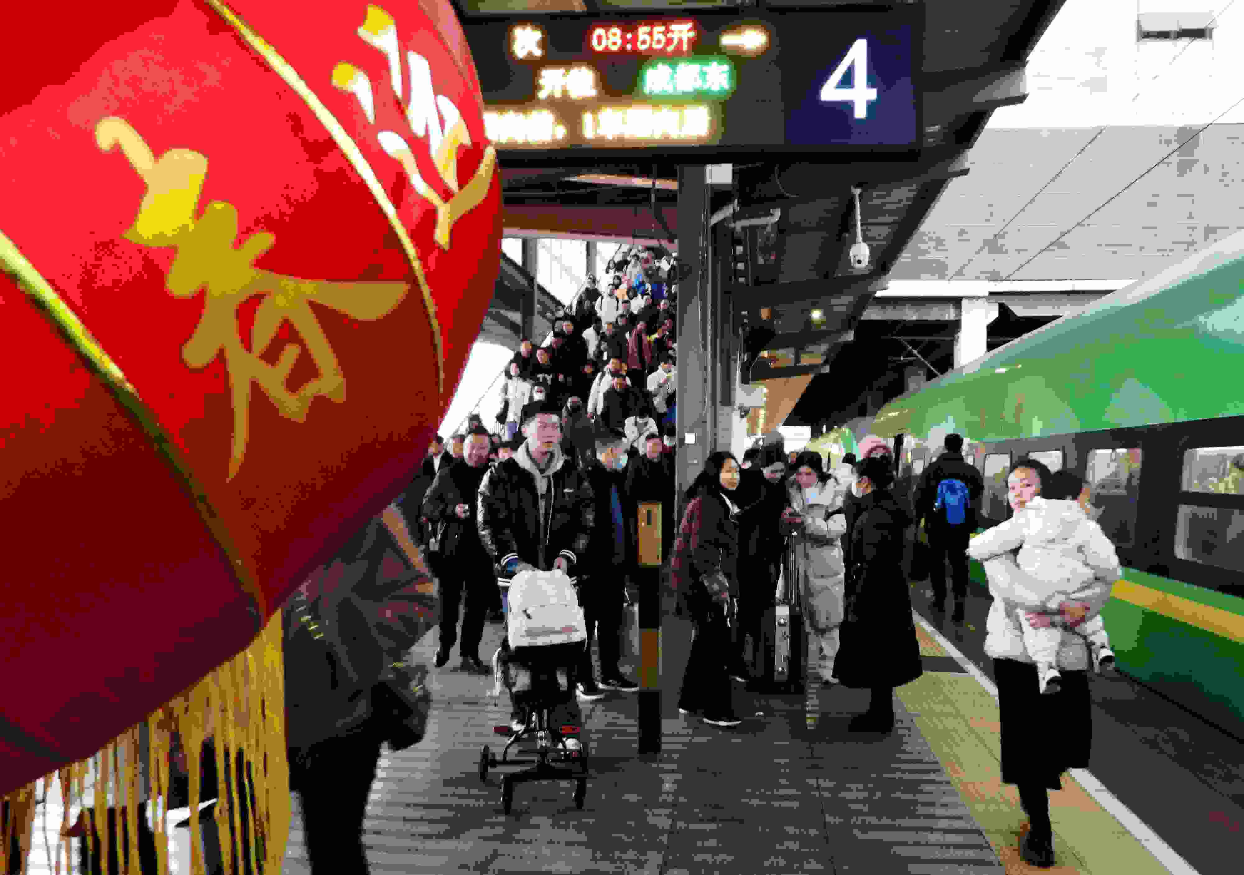 △ 2024年1月26日，四川省達(dá)州市車站，準(zhǔn)備乘坐“復(fù)興號(hào)”動(dòng)車組列車出行的旅客。