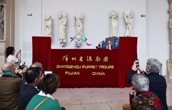 2月10日，在位于法國巴黎埃菲爾鐵塔附近的“建筑與遺產(chǎn)之城”博物館，觀眾欣賞漳州布袋木偶戲。新華社記者高靜攝