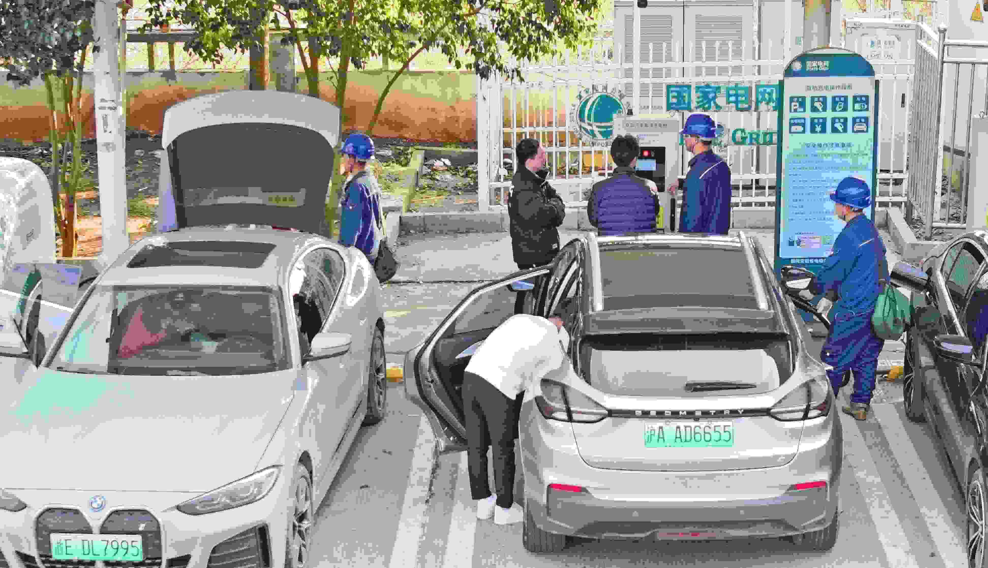 △ 2024年2月17日，安徽滁州來(lái)安縣大英鎮(zhèn)境內(nèi)的G36寧洛高速曹莊服務(wù)區(qū)，滁州市供電公司工作人員協(xié)助電動(dòng)汽車車主高效解決充電中遇到的問(wèn)題。