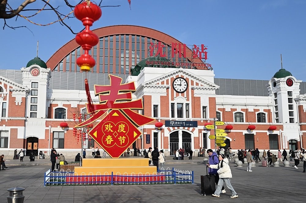 △ 2024年2月17日，沈陽站，人們拉著大大小小的行李箱，踏上了龍年新征程。