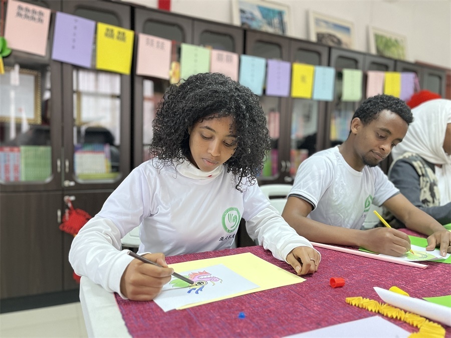 亞的斯亞貝巴大學(xué)孔子學(xué)院“網(wǎng)絡(luò)中國節(jié)·元宵”主題文化體驗活動現(xiàn)場。亞的斯亞貝巴大學(xué)孔子學(xué)院供圖