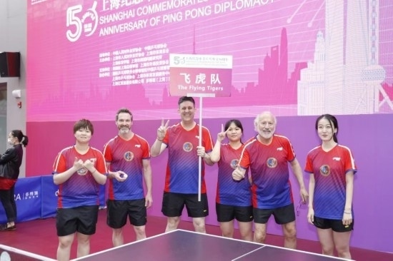 2021年，歐君廷（左三）參加上海紀(jì)念中美乒乓外交50周年活動(dòng)