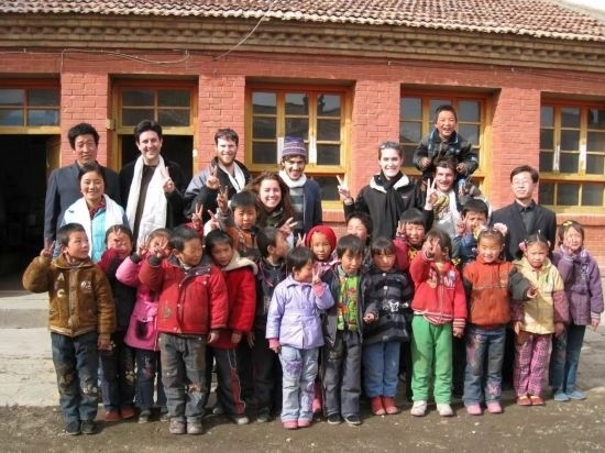 2008年，歐君廷帶領(lǐng)美國(guó)大學(xué)生到甘肅一所村辦小學(xué)訪問(wèn)教課