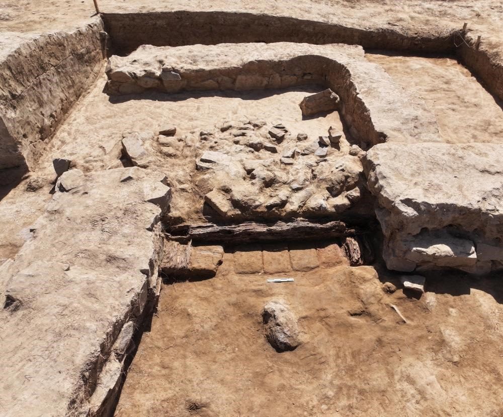 這是都蘭熱水墓群北一區(qū)M37號(hào)（“羊圈墓”）祭祀建筑的木質(zhì)門構(gòu)。