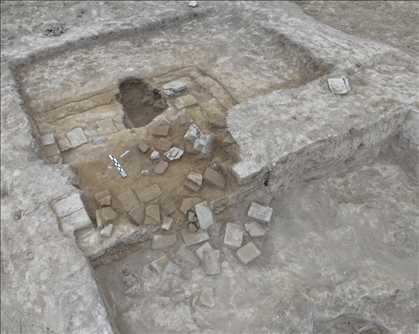 這是都蘭熱水墓群北一區(qū)M37號(hào)（“羊圈墓”）祭臺(tái)的砌磚。