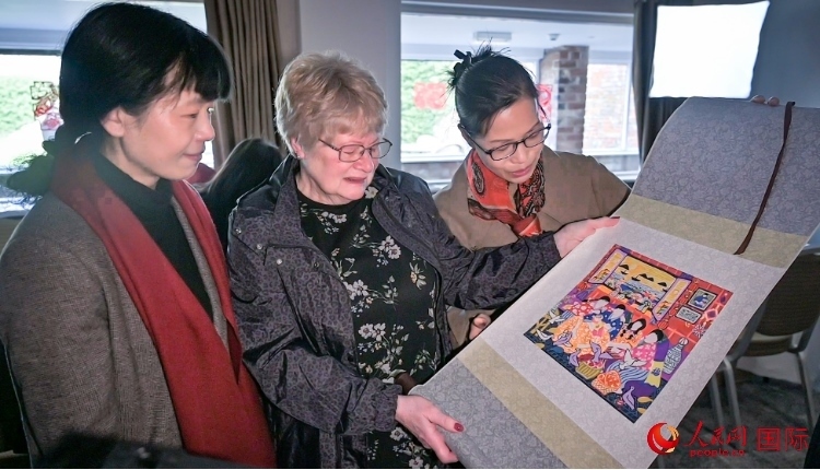 贈送舟山漁民畫。人民網(wǎng) 郭錦標攝