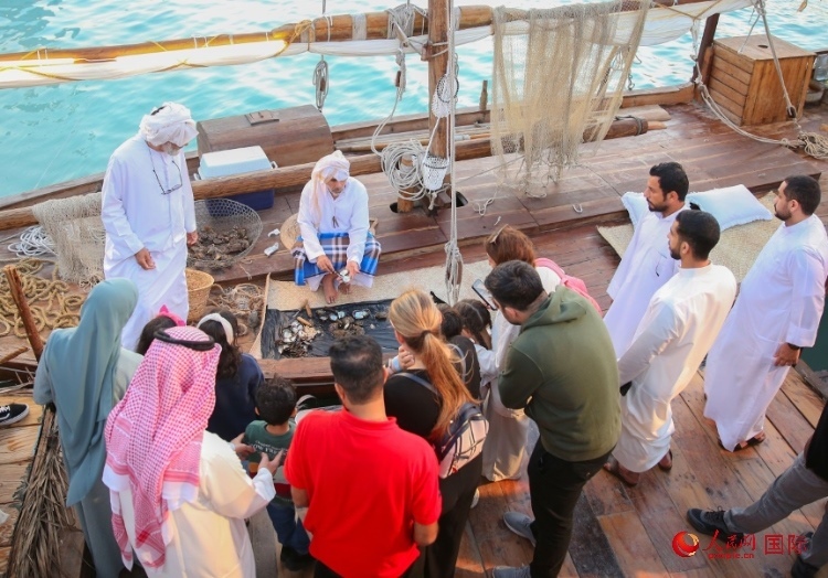 游客了解采珠工作。人民網(wǎng) 塔里克·易卜拉欣攝