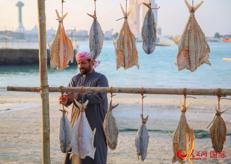  手工藝者展示如何晾曬魚干。人民網(wǎng) 塔里克·易卜拉欣攝