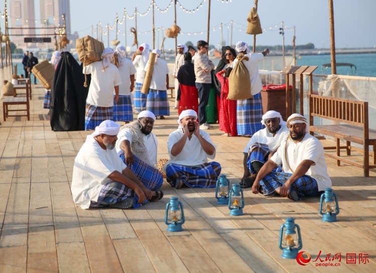 演藝人員展示售賣產(chǎn)品的場(chǎng)景。人民網(wǎng) 塔里克·易卜拉欣攝