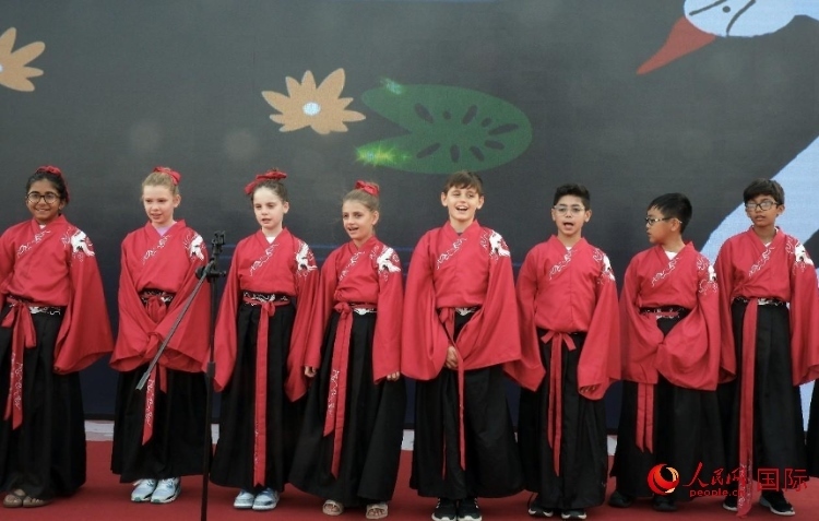 來自世界各地的小朋友一同誦讀中國古詩。人民網(wǎng) 滕婧含攝