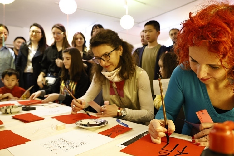 羅馬尼亞觀眾學(xué)習(xí)用毛筆寫“?！弊?。中國文化中心供圖