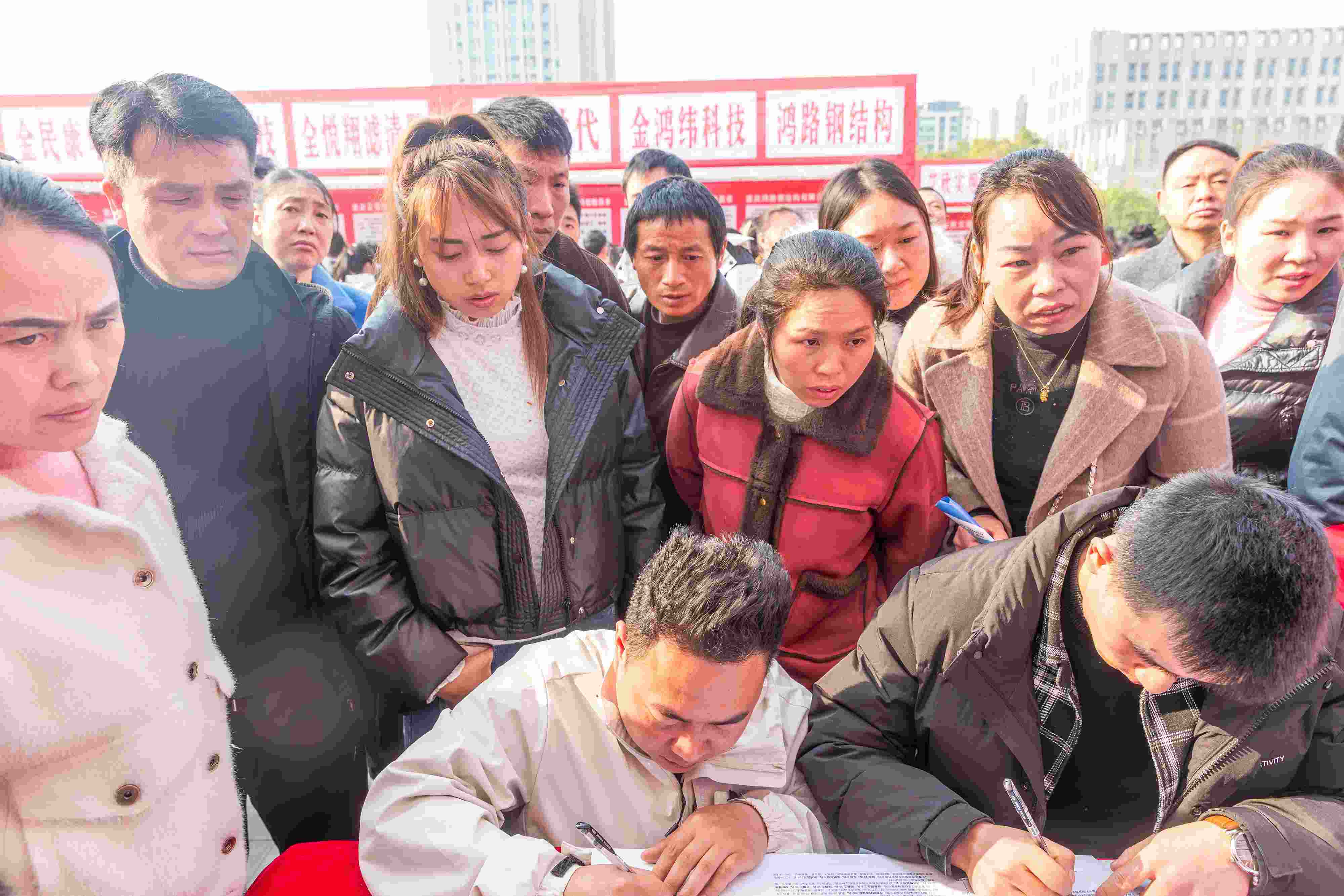 △ 2024年2月19日，重慶市南川區(qū)舉辦2024“春風(fēng)行動(dòng)”招聘會(huì)，為企業(yè)和求職者牽線搭橋，助力務(wù)工人員返崗就業(yè)、企業(yè)復(fù)產(chǎn)復(fù)工。