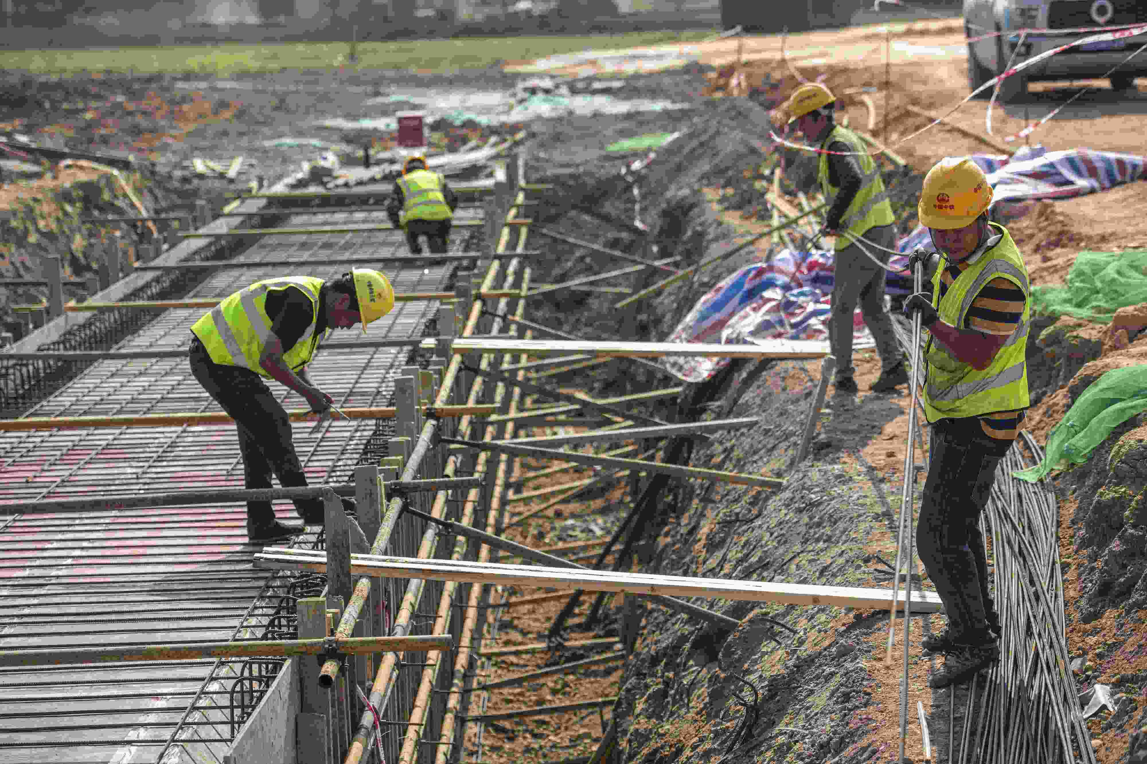 △ 2024年2月20日，海南省瓊海市，工程機(jī)械在博鰲樂(lè)城國(guó)際醫(yī)療旅游先行區(qū)康健路上加緊施工。