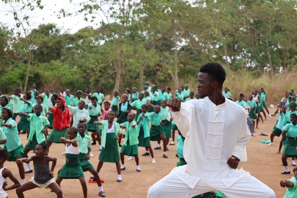 2月20日，在塞拉利昂首都弗里敦，當(dāng)?shù)貙W(xué)生在上武術(shù)課。
