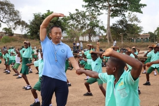 2月20日，在塞拉利昂首都弗里敦，來自塞拉利昂大學(xué)孔子學(xué)院的武術(shù)教師劉偉在為當(dāng)?shù)貙W(xué)生上武術(shù)課。