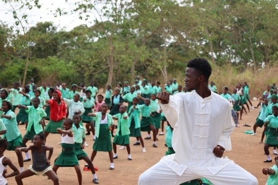 2月20日，在塞拉利昂首都弗里敦，當(dāng)?shù)貙W(xué)生在上武術(shù)課。